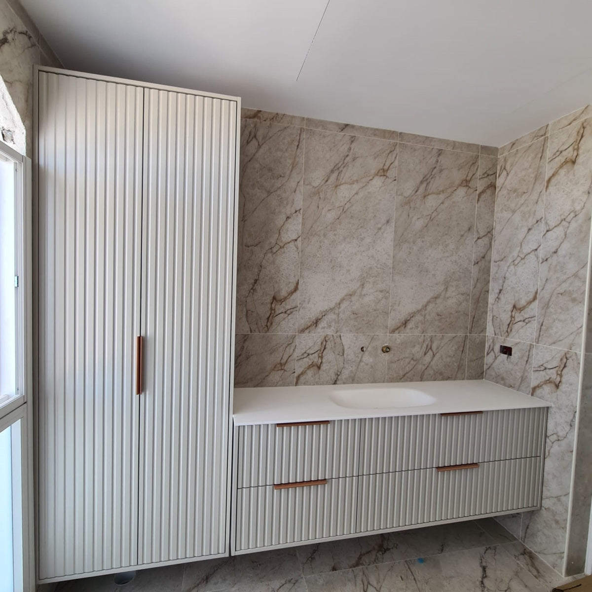 ארון אמבט מעוצב בהתאמה אישית לפי מידה וצבע שאל את המעצב