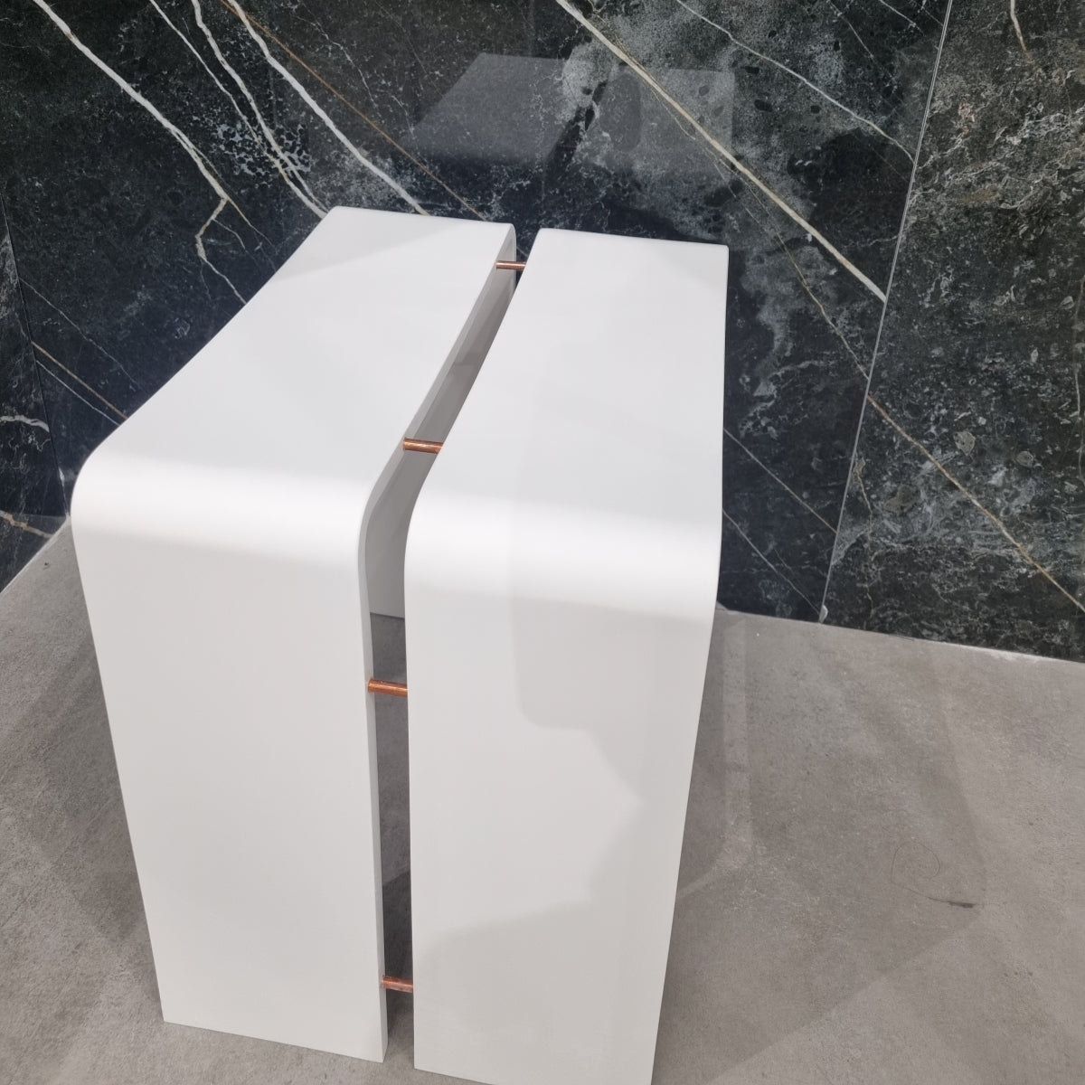 מושב למקלחת מעוצב קוריאן לבן בשילוב חיבורי פליז רוז גולד גודל 50/29