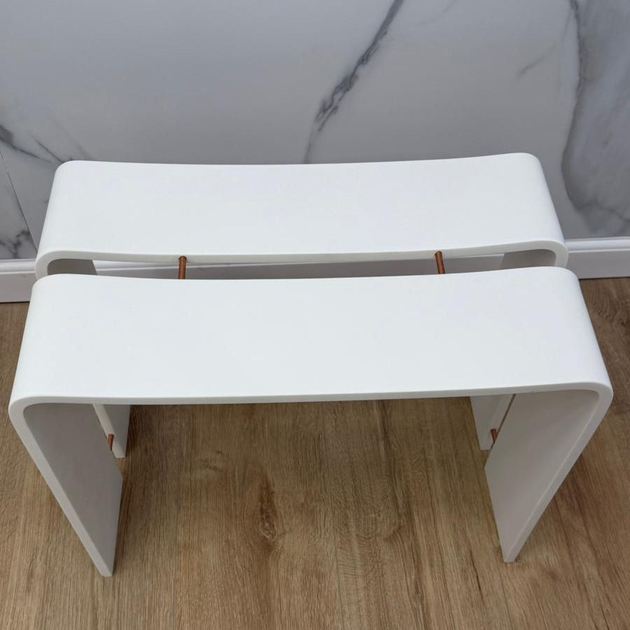 מושב למקלחת מעוצב קוריאן לבן מט בשילוב חיבורי פליז רוז גולד גודל 50/29